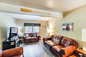 Tv, eldstad, en iPod-dockningsstation och böcker