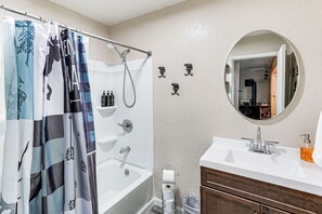 Bathtub - Long Barn Cabin w/ 2 Decks Near Skiing! (Long Barn)
