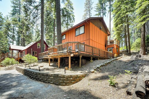 Long Barn Cabin w/ 2 Decks Near Skiing!