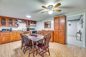 House (3 Bedrooms) | Interior - Single-story Brownsville Home ~ 2 Mi to Airport! (Brownsville)