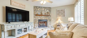 Navarre Home w/ Palm Tree Views ~ 4 Mi to Beach!