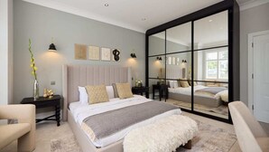 House (5 Bedrooms) | Exterior - The Roehampton Place - Elegant 5bdr House With Garden + Parking (London)