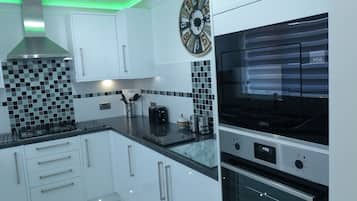 Villa | Cuisine privée | Réfrigérateur, micro-ondes, four, plaque de cuisson
