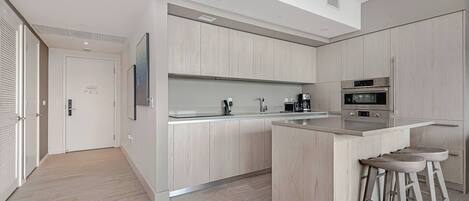 ثلاجة، ميكروويف، فرن، موقد طهي مسطح