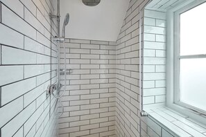 Dusj, håndklær og sjampo