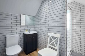 Douche, serviettes fournies, shampoing