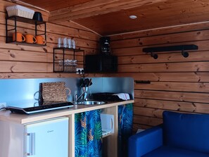 Réfrigérateur, surface de cuisson, cafetière-théière