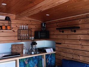 Refrigerador, parrilla de estufa y cafetera y tetera 