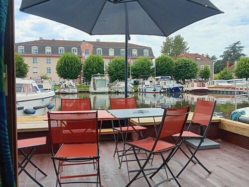 Unique stay on Jupiter, comfortable boat in Digoin