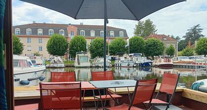 Unique stay on Jupiter, comfortable boat in Digoin