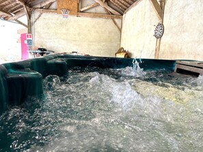 Indoor spa tub - Historic 1830 Mansion with Spa, Games, Pets Allowed (Jaligny-sur-Besbre)