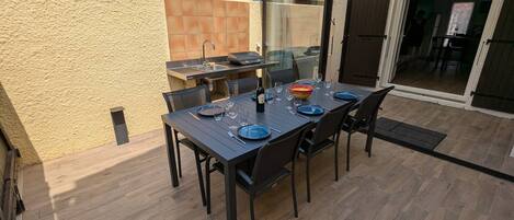 تناول الطعام بالخارج