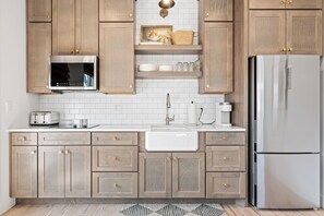 Jääkaappi, mikroaaltouuni, uuni, liesi