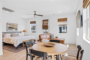 1 slaapkamer, een bureau, een strijkplank/strijkijzer, reisbedje