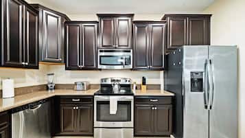 Een koelkast, een microgolfoven, een oven, een kookplaat