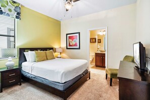 6 Schlafzimmer, Schreibtisch, Bügeleisen/Bügelbrett, Reisekinderbett