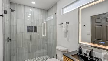 Een haardroger, handdoeken, zeep, toiletpapier