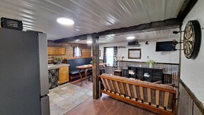 Un ambiente acogedor con cocina, comedor y zona de estar.