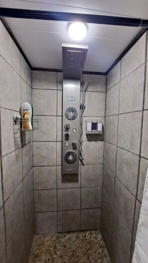 Séchoir à cheveux, serviettes fournies, savon, papier de toilette