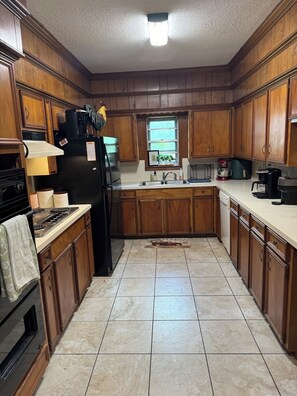 Private kitchen - Cozy country farmhouse, 3 bedrooms, an office/bonus room, WiFi and AC. Pets OK. (Nacogdoches)