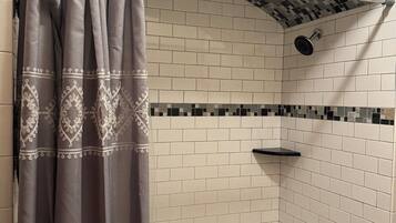 SĂšche-cheveux, serviettes fournies, savon, shampoing