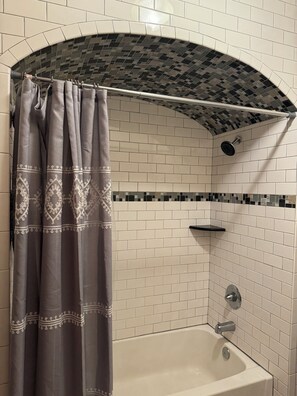 Hair dryer, towels, soap, shampoo - Cozy country farmhouse, 3 bedrooms, an office/bonus room, WiFi and AC. Pets OK. (Nacogdoches)