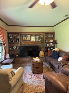 TV, offices - Cozy country farmhouse, 3 bedrooms, an office/bonus room, WiFi and AC. Pets OK. (Nacogdoches)