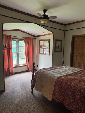 3 bedrooms, iron/ironing board, WiFi, bed sheets - Cozy country farmhouse, 3 bedrooms, an office/bonus room, WiFi and AC. Pets OK. (Nacogdoches)