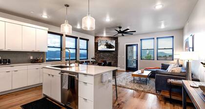 Moose Mgmt at Mayflower Lakeside 103-21: Lake Views-Fast Wifi-Garage Parking