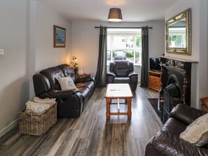 TV - 23 COIS CAOL, pet friendly, with a garden in Skibbereen, County Cork (Skibbereen)