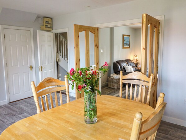 Dining - 23 COIS CAOL, pet friendly, with a garden in Skibbereen, County Cork (Skibbereen)