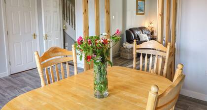 23 COIS CAOL, pet friendly, with a garden in Skibbereen, County Cork