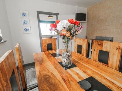 THE ISLAND'S VIEW, pet friendly in Gortahork, County Donegal