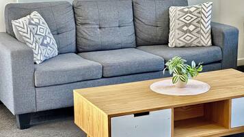 Een smart-tv en boeken