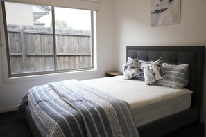 4 habitaciones, escritorio, wifi y ropa de cama