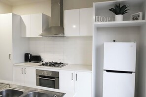 Refrigerador, microondas, horno y lavavajillas
