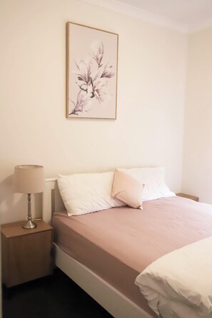 4 chambres, bureau, Wi-Fi, literie fournie