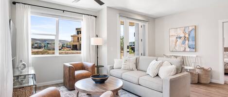 Condo, 2 chambres | Aire de séjour | Téléviseur connecté