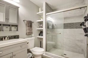 Douche, sèche-cheveux, serviettes fournies, savon
