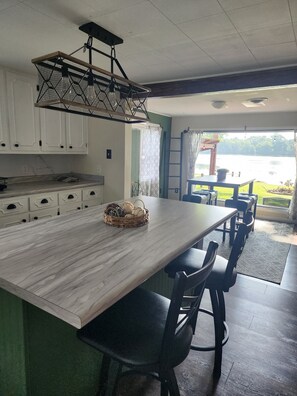 Dining - Quaint cozy cottage nestled on the quiet shores of Pigeon Lake in Howe (Howe)