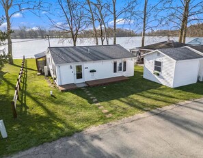 Exterior - Quaint cozy cottage nestled on the quiet shores of Pigeon Lake in Howe (Howe)