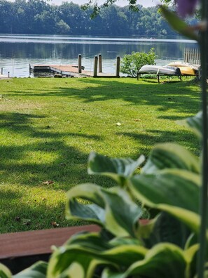 Property grounds - Quaint cozy cottage nestled on the quiet shores of Pigeon Lake in Howe (Howe)
