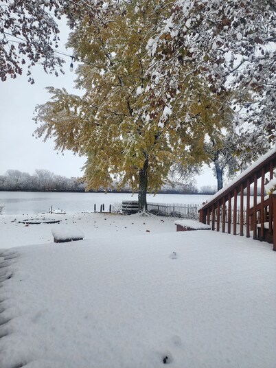 Quaint cozy cottage nestled on the quiet shores of Pigeon Lake in Howe