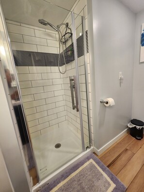 Dusche, Haartrockner, Handtücher, Seife