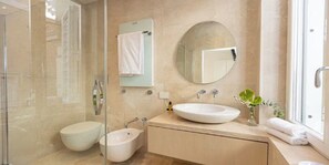 Shower, hair dryer, towels, soap - "Rome's Luxury Penthouse: Views, Jacuzzis, and Unbeatable Location" (Roma)