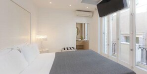 3 bedrooms, desk, iron/ironing board, travel crib - "Rome's Luxury Penthouse: Views, Jacuzzis, and Unbeatable Location" (Roma)