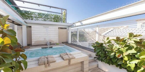 Property grounds - "Rome's Luxury Penthouse: Views, Jacuzzis, and Unbeatable Location" (Roma)