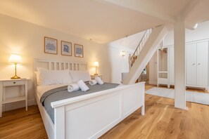 3 bedrooms, iron/ironing board, Internet, bed sheets - Mill Cottage, Wells-next-the-Sea (Wells-next-the-sea)