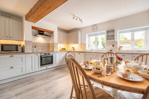 Microwave, dishwasher, high chair - Mill Cottage, Wells-next-the-Sea (Wells-next-the-sea)