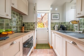 Mikrowelle, Geschirrspüler, Wasserkocher mit Kaffee-/Teezubehör